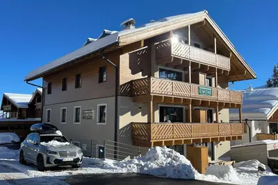 Image de Maison récemment construite avec logement de vacances de luxe
