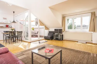 Image de Profitez de votre propre terrasse sur le toit avec vue sur la cour verte.