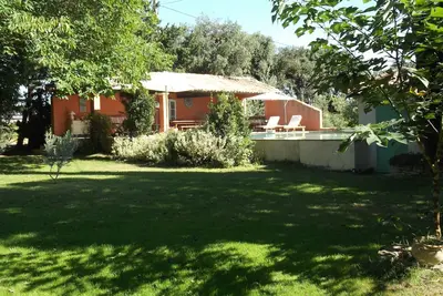 Image de villa proche Avignon au milieu des vignes 6 personnes