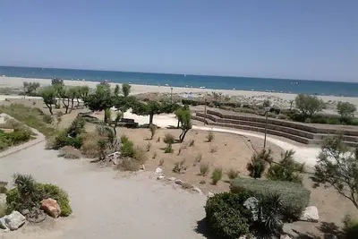 Image de Studio cabine face mer avec parking privé, proche commerces et plage