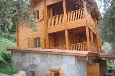 Image de Appartement avec balcon et piscine dans superbe chalet de pierre et bois