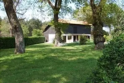 Image de Petit airial landais de charme, grand jardin, vue campagne.