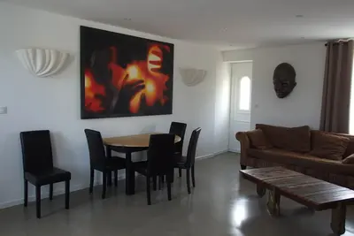 Image de Grande  Villa lumineuse à proximité de nombreux commerces et  plages.