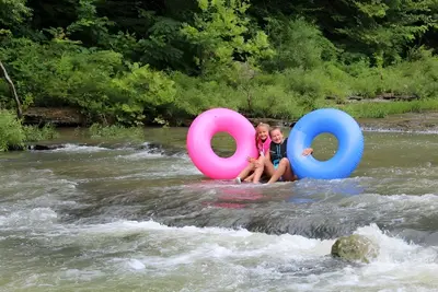 Image de Retraite sur la rivière Wolf, paysage pittoresque au bord d'une rivière près du lac Dale Hollow