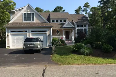 Image de Mashpee Maison de vacances. À distance de marche du Sud Cape Beach. 5 Bdrm. 2. 5 Bains