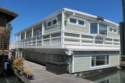 Image de Spectaculaire 3Br / 2Ba Péniches à louer