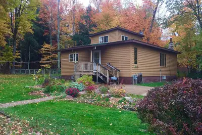 Image de Cabine confortable avec cheminée! Your Oasis & home base sur les rochers sur la photo! Sur AuTrain Lk