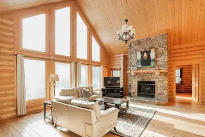 Image de ChaletsOasis Luxury Log Home Deer6 avec bain à remous fermé privé toute la saison