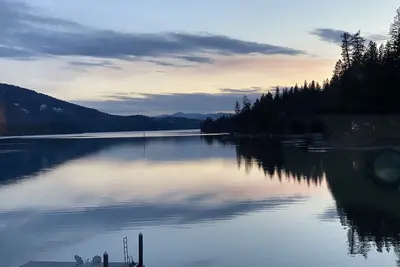 Image de Juste énuméré! Hayden Lake Waterfront Home avec quai pour bateaux!