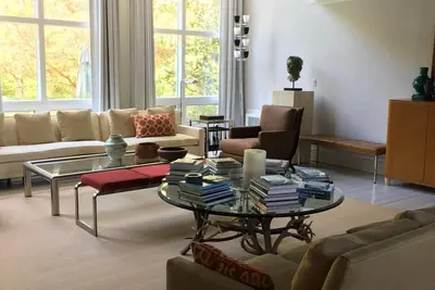 Image de Les concepteurs possèdent des hamptons chics du milieu du siècle