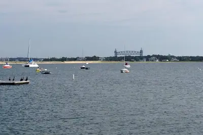 Image de 2 B / R chalet avec vue sur l'eau situés le long de l'embouchure du canal de Cape Cod