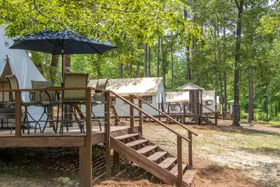 Image de Tentes Glamping surplombant un lac de 70 acres