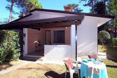Image de Bungalow avec terrasse et climatisation
