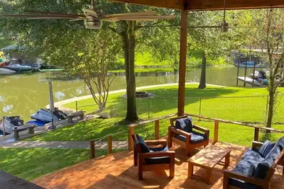 Image de Lac rénové maison dans tout à fait Cove.
