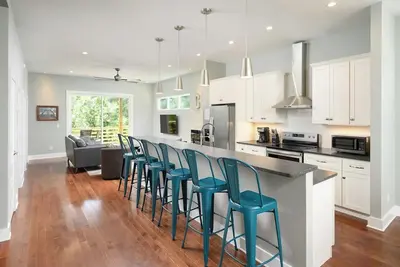 Image de Incroyable, nouvelle construction, à distance de marche de Northshore & Downtown!