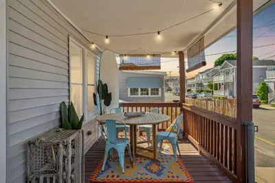 Image de 5br Cottage dans ♥ de Hb | Deux places de parking, porche, grill, télévision, douche extérieure!