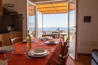 Image de Appartement de trois pièces, au premier étage, pour 6 personnes avec vue sur la mer