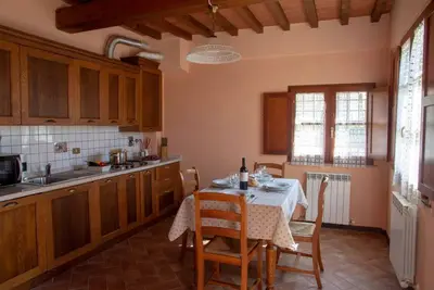 Image de Appartement rez de chaussée d'environ 50 mètres carrés. 4 lits une chambre, salle de bain avec douche.