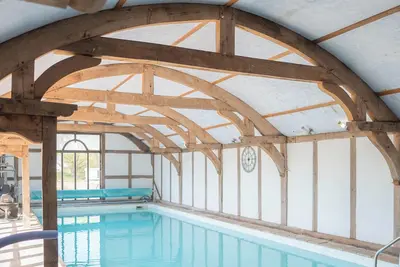 Image de 3 chambres à coucher 250 gr vieille piscine privée bain à remous piscine
