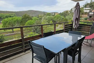 Image de 4 personnes, clim, piscine, plage et commerces à pied