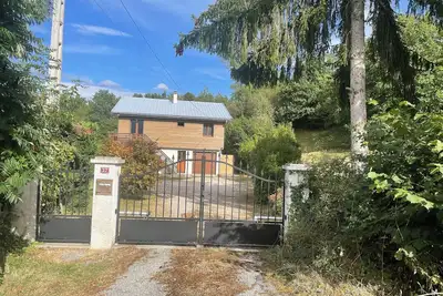 Image de Chalet avec isolation thermique, piscine, vue dégagée sur les montagnes.