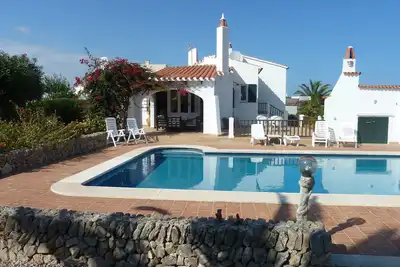 Image de Villa à louer à Minorque avec piscine privée, jardin clos et climatisation