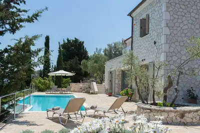 Image de Villa privée en pierre, piscine à débordement, barbecue, Tsoukalades à proximité