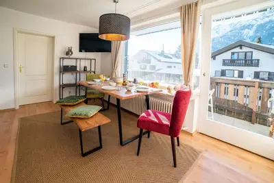 Image de Appartement récemment rénové et meublé avec amour disponible à partir d'avril 2019.