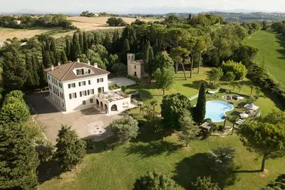Image de Villa de vacances de luxe avec piscine tennis court wifi.