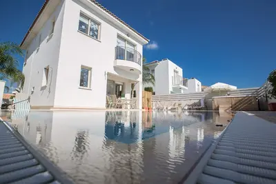 Image de Luxury 3 Bedroom Villa with Private Pool, Paralimni Villa 1288