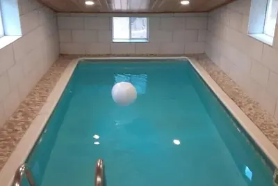 Image de Chalet de montagne au feuillage d'automne avec piscine Neuve privée intérieure