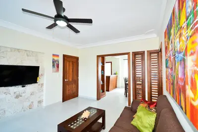 Brand New 2 Chambre, 2 salles de bain au niveau du sol Condo