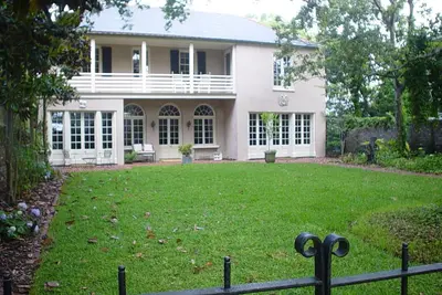 Image de Séjour au bord de l'eau dans une maison de transport historique!