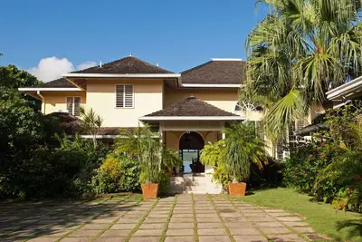 Image de Luxueuse villa de 5 chambres sur la plage privée avec court de tennis