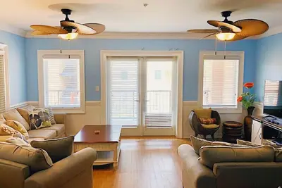 Image de Brass Rail 211: SPÉCIAUX D'Automne! À quelques minutes de la plage, de la piscine et du bain à remous!