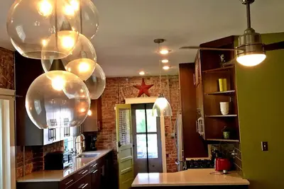 Image de Classy Vintage Home ♥ du centre-ville ★ Vues à 180 °, accessible à pied, allée, terrasses