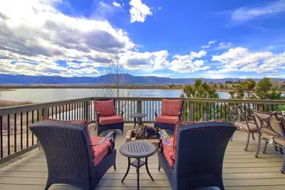 Image de Parfait lac et vue sur la montagne! Renseignez-vous sur les rabais de dernière minute!