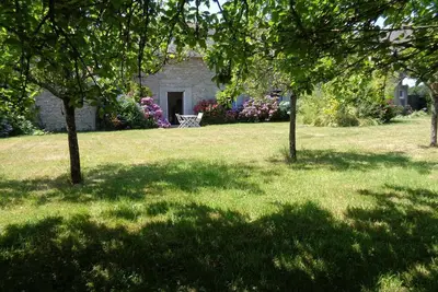 Image de Petite longère ancienne, de plain pied avec jardin au calme