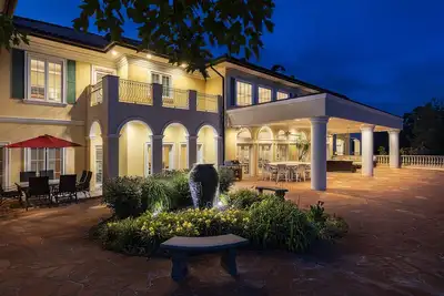 Image de Domaine PRIVÉ De 1 500 M² ~ Piscine intérieure / HotTub-Big Lakeview-Terrain de tennis-Théâtre-Sdc