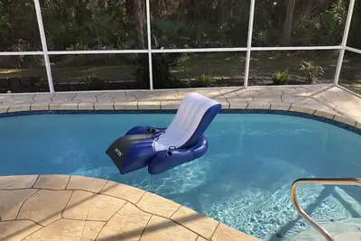 Maison spacieuse et abordable avec piscine située dans un cadre calme mais proche de tout