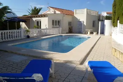 Image de Maison de vacances avec piscine privée dans un endroit tranquille