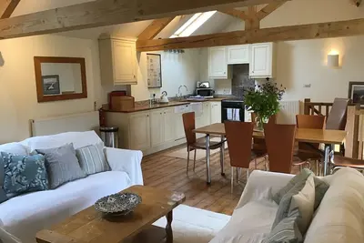 Image de Superbe conversion de grange avec de belles vues sur le village traditionnel vert