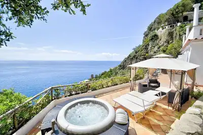 Image de Appartement Annarosa D: Appartement caractéristique couvrant l’ensemble du rez-de-chaussée d’une villa construite sur un terrain en pente faisant face à la mer.