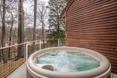 Image de Maison au bord de la rivière sur la rivière Saco avec un bain à remous, proche de tout.