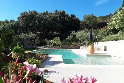 Image de Très belle villa d. architecte située dans un écrin de verdure. Piscine privée