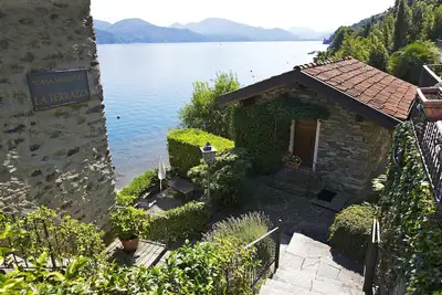 Image de 2 chambres à coucher dans une station balnéaire avec une plage privée