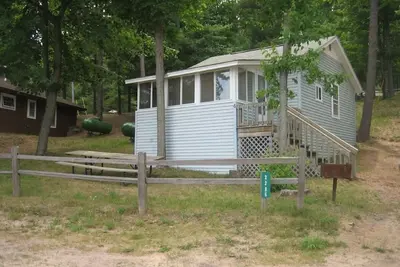 Image de Cottage de détente sur le lac Arbutus - Grande Pêche et baignade!