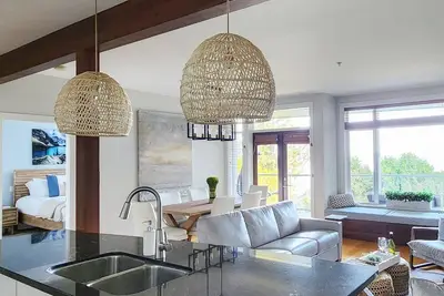 Image de Oasis à couper le souffle avec vue sur la mer sur l'île de Vancouver à 1 min. marcher jusqu'à la plage 2Br 2Bth❤