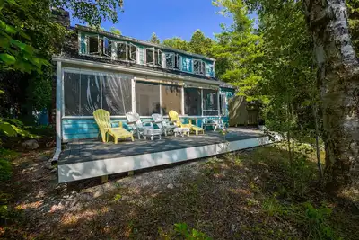 Image de Cozy Cottage Retreat avec Sandy Beach sur la baie Grand Traverse