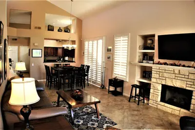 Image de Villa / Maison Deux Suite Principale avec Cuisine Extérieure avec Bar en Granit - Foyer et Table